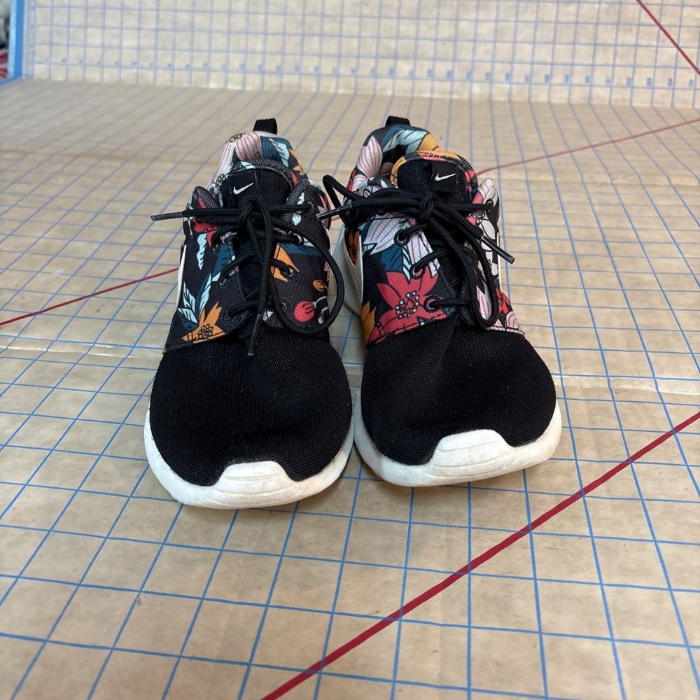 Nike Roshe Run Black Sail Floral Aloha Hawaiian Shoes Womens Size 7.5 599432-090 - Picture 4 of 8
